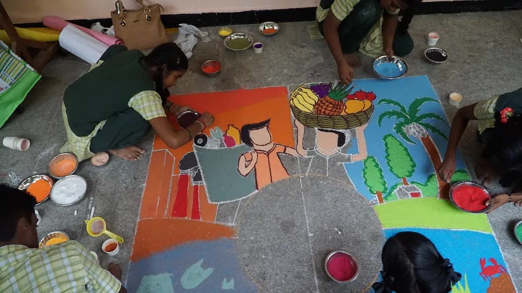 ஓவியம் வரையும் மாணவி