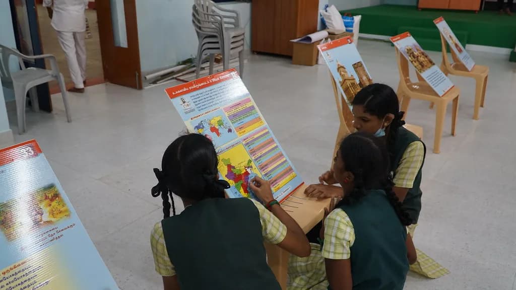 தேர்வுக்குத் தயாராகும் மாணவி