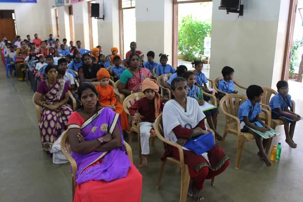 புத்தகங்களுடன் குழுவாகப் படிக்கும் மாணவிகள்