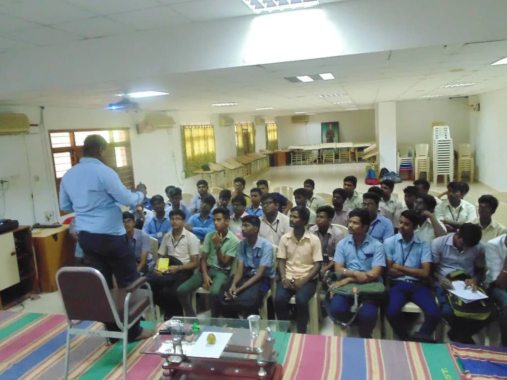 பாயில் அமர்ந்து கற்கும் மாணவர்கள்