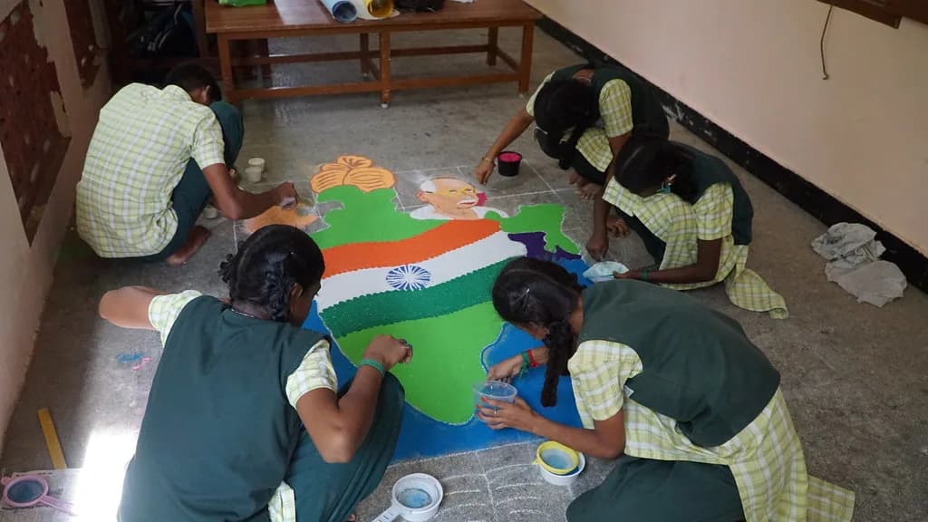ஓவியம் தீட்டும் மாணவிகள்