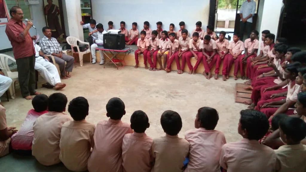 வட்டமாக அமர்ந்து கற்கும் மாணவர்கள்