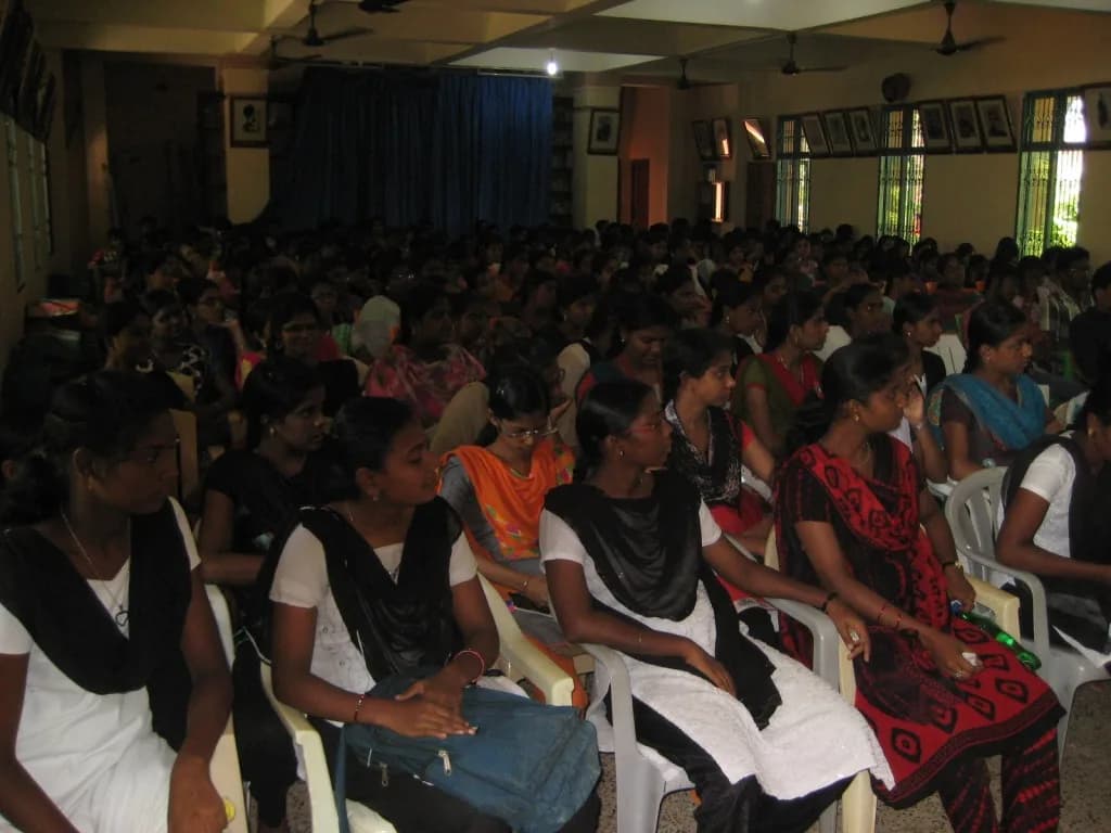 சீருடையில் அமர்ந்திருக்கும் பள்ளி மாணவர்கள்
