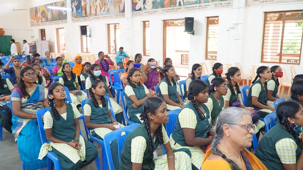 பள்ளிக்குச் செல்லும் மாணவிகள்